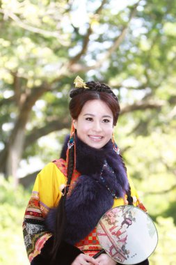 doğa arka zemin üzerinde bir aisa kız potrait