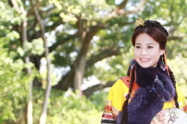 doğa arka zemin üzerinde bir aisa kız potrait