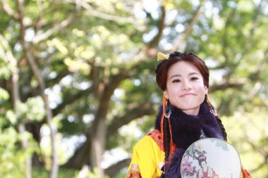 doğa arka zemin üzerinde bir aisa kız potrait