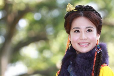 doğa arka zemin üzerinde bir aisa kız potrait