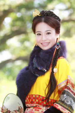 doğa arka zemin üzerinde bir aisa kız potrait