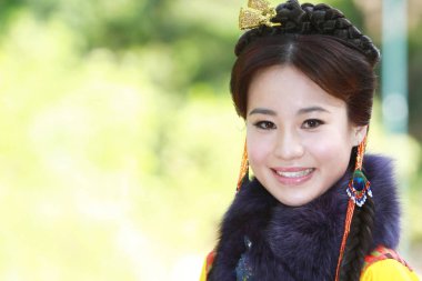 doğa arka zemin üzerinde bir aisa kız potrait