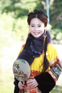 doğa arka zemin üzerinde bir aisa kız potrait