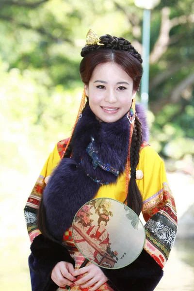 doğa arka zemin üzerinde bir aisa kız potrait