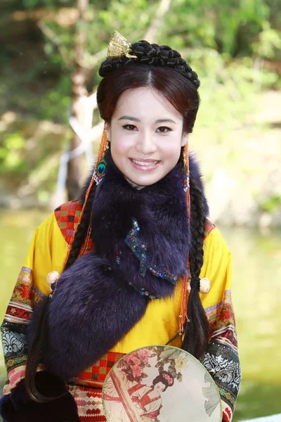 doğa arka zemin üzerinde bir aisa kız potrait