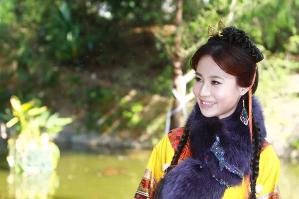 doğa arka zemin üzerinde bir aisa kız potrait