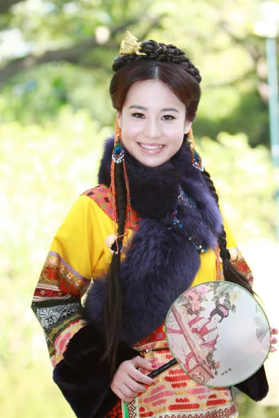 doğa arka zemin üzerinde bir aisa kız potrait