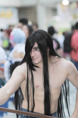 Fuarda poz cosplayers veya parti 
