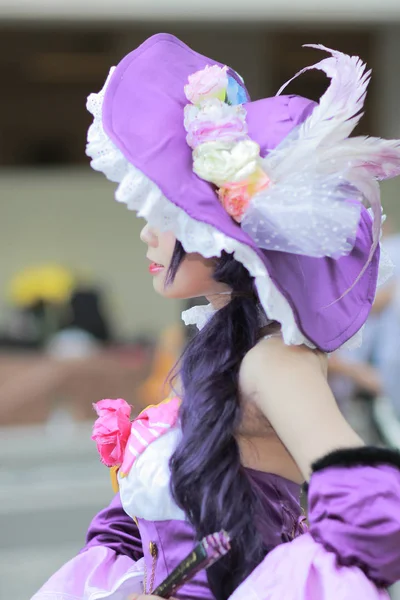 Fuarda poz cosplayers veya parti 