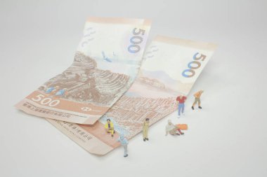 banknot üzerinde duran mini Gezgin