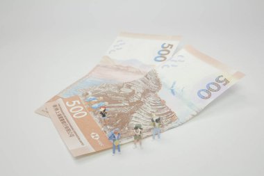 banknot üzerinde duran mini Gezgin