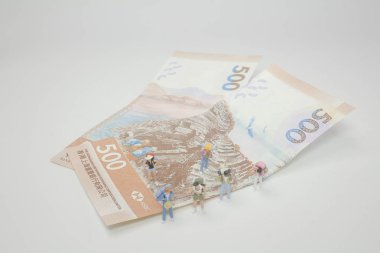 banknot üzerinde duran mini Gezgin