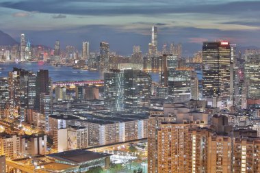 Hong Kong alacakaranlıkta Kowloon görünümü doğusunda