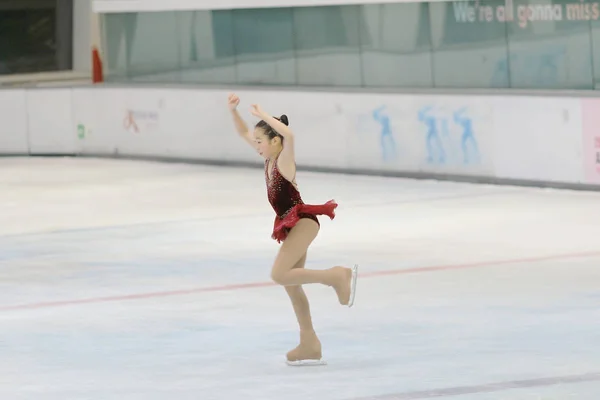 Ragazza Pattinaggio Artistico Presso Arena Sportiva — Foto Stock