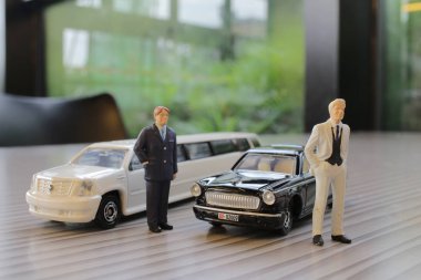 limosine araba ile iş adamı