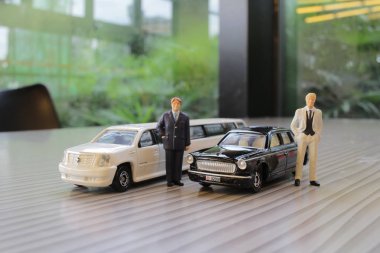 limosine araba ile iş adamı