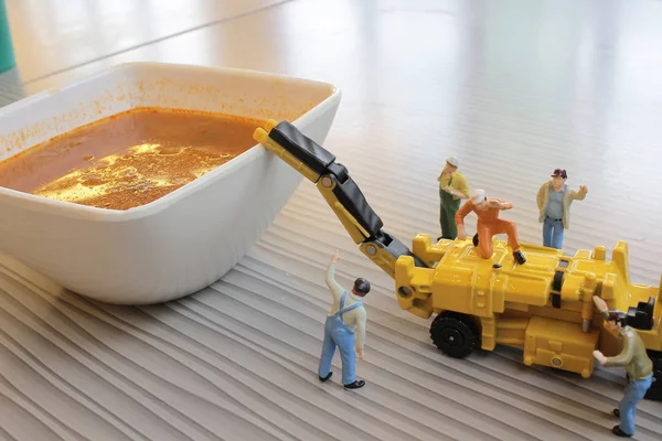 Miniaturfigur arbeitet an Bolognaise — Stockfoto