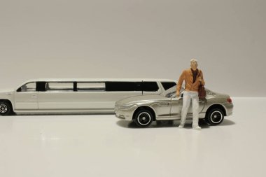 oyuncak araba ile küçük rakam