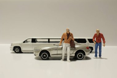 oyuncak araba ile küçük rakam