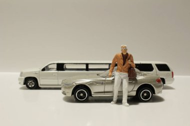 oyuncak araba ile küçük rakam