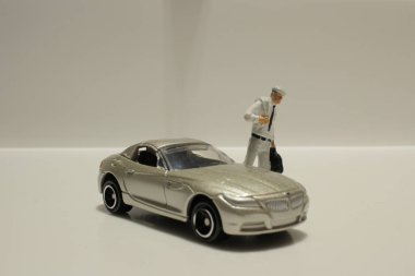 oyuncak araba ile küçük rakam