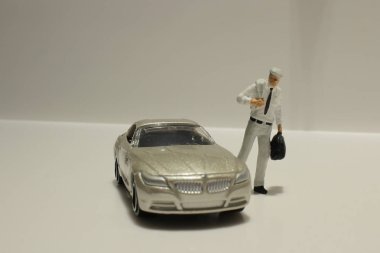 oyuncak araba ile küçük rakam