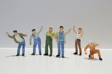 üst üste karşı ayakta işçilerin farklı grup