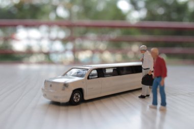  küçük bir rakam oturmak oyuncak araba