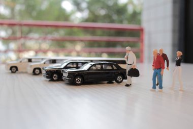  küçük bir rakam oturmak oyuncak araba