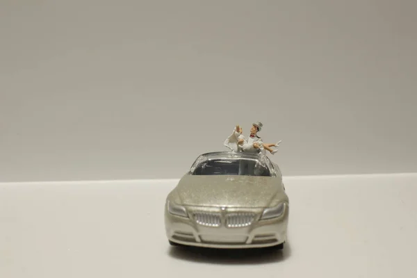 Μικρό σχήμα γάμου με αυτοκίνητο — Φωτογραφία Αρχείου