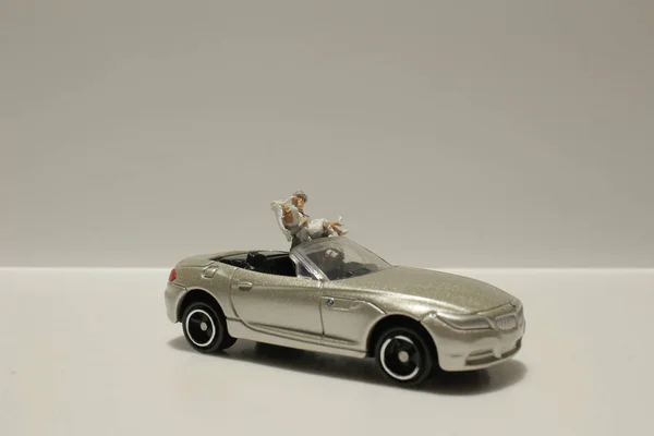 Pequeno casamento figura com carro — Fotografia de Stock