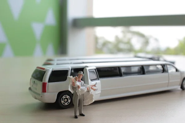 Küçük bir rakam düğün araba ile — Stok fotoğraf