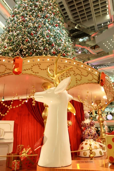 Decorazioni natalizie presso il centro commerciale HK — Foto Stock