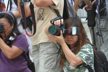 bir kadın tarafından şehir sokak üzerinde dijital kamera fotoğraf çekimi