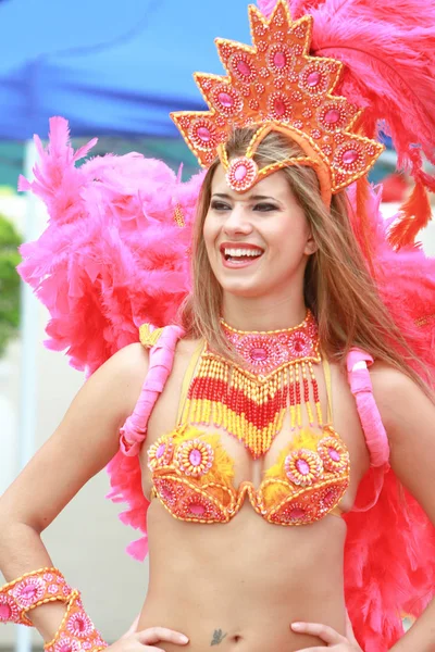 Una hermosa bailarina de carnaval en la fiesta 2009 — Foto de Stock