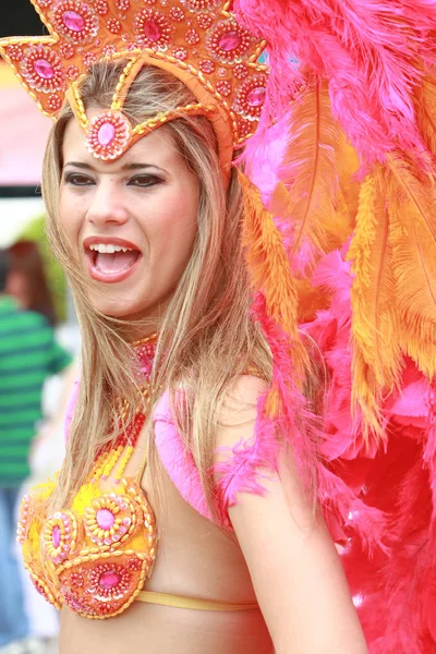 Una hermosa bailarina de carnaval en la fiesta 2009 — Foto de Stock