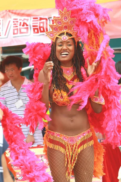 Una hermosa bailarina de carnaval en la fiesta 2009 —  Fotos de Stock