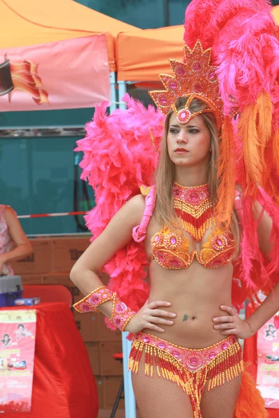 Una hermosa bailarina de carnaval en la fiesta 2009 — Foto de Stock