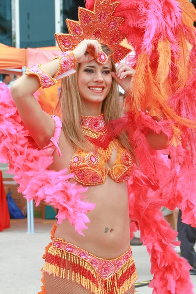 Eine schöne Karnevalstänzerin bei der Party 2009 — Stockfoto