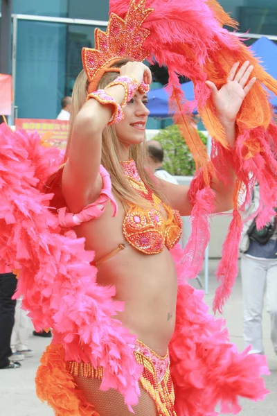 Una hermosa bailarina de carnaval en la fiesta 2009 —  Fotos de Stock