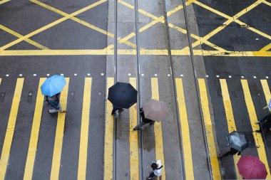 Mart 2019, yol insanlar yağmur gün