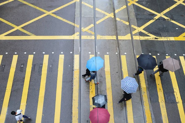 Marzo 2019, La gente cruza la carretera en el día de la lluvia — Foto de Stock