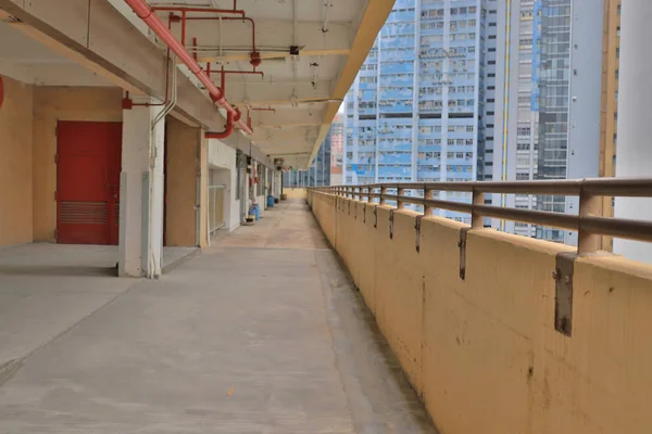 Tom lång korridor vid industri byggnad — Stockfoto