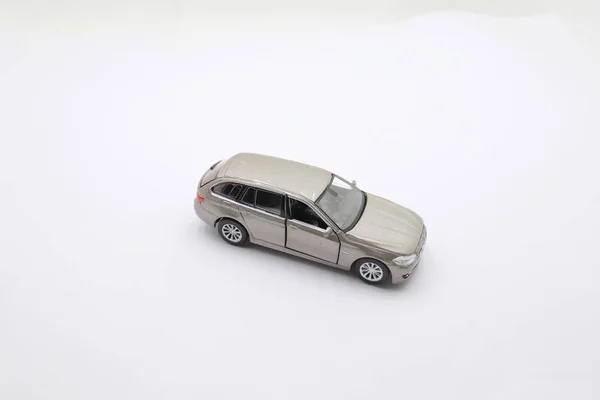 Um brinquedo de carro isolado na corrida de fundo branco — Fotografia de Stock