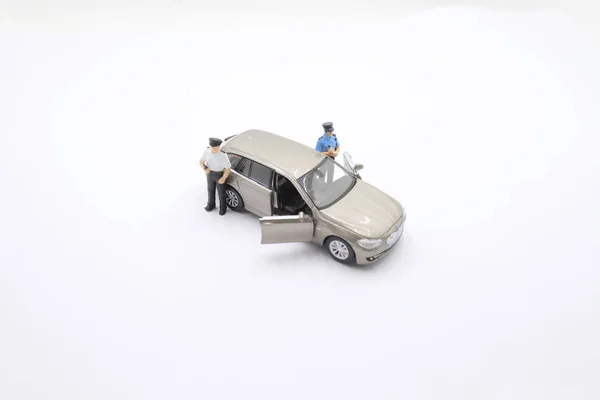 A pequena figura de brinquedo da polícia com carro — Fotografia de Stock