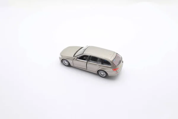 Yarış beyaz arka plan üzerinde izole oyuncak araba — Stok fotoğraf
