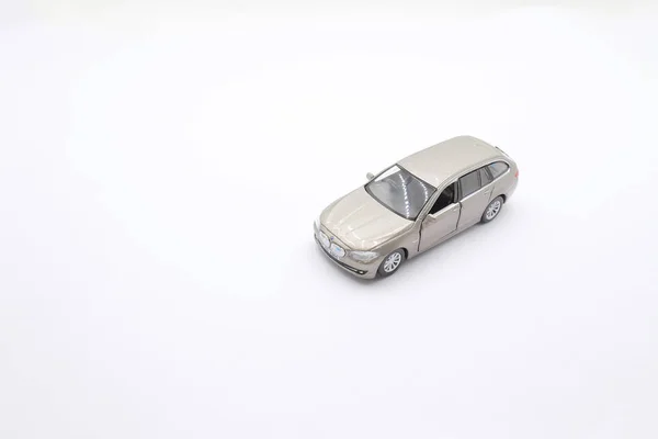 Yarış beyaz arka plan üzerinde izole oyuncak araba — Stok fotoğraf