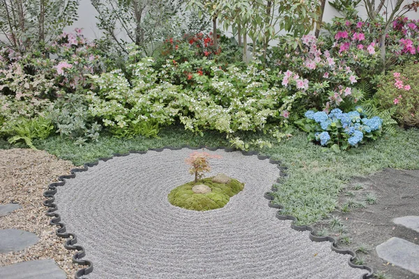 Класичний японський сад на квітковому шоу 2019 — стокове фото