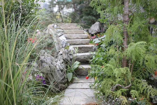 El puente de piedra en el espectáculo de flores 2019 — Foto de Stock