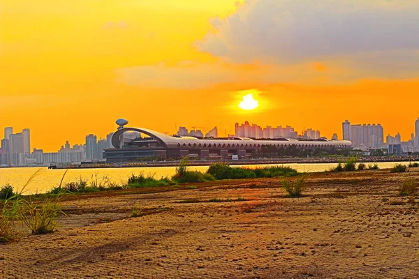 Kai tak cruise med Hk Victoria Harbour — Stockfoto